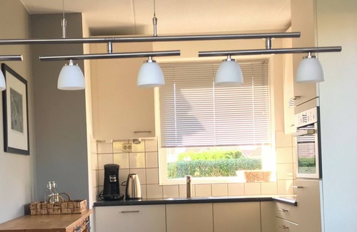 Breskens House | Scheldeveste 256 is a detached 6-person bungalow with approx. 102m2 of living comfort with attached conservatory and a lovely garden. The terrace with conservatory is located on the south side of the house.