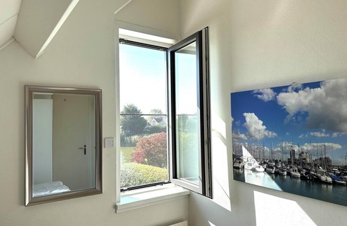 Breskens House | Scheldeveste 256 is a detached 6-person bungalow with approx. 102m2 of living comfort with attached conservatory and a lovely garden. The terrace with conservatory is located on the south side of the house.