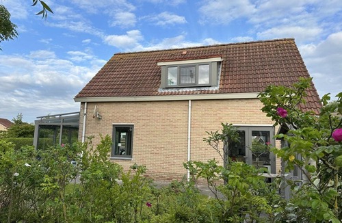Breskens House | Scheldeveste 256 is a detached 6-person bungalow with approx. 102m2 of living comfort with attached conservatory and a lovely garden. The terrace with conservatory is located on the south side of the house.