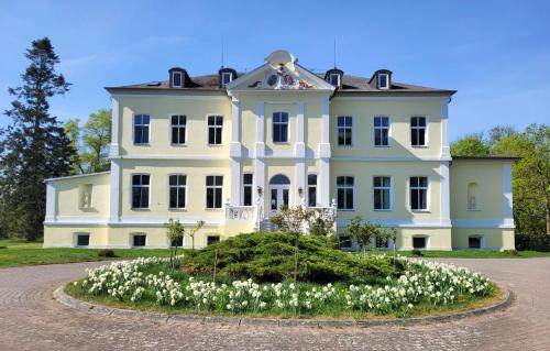 Schmuggerow House | Schloss Schmuggerow