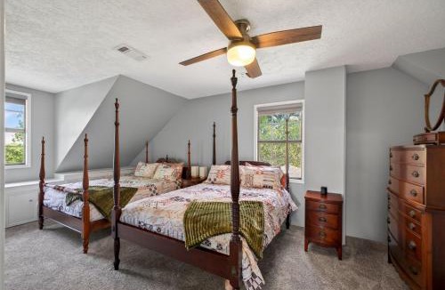 Oakland House | Schulenburg Ranch Retreat, Pond & Fire Pit