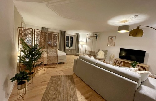 Josephsplatz House | Schwabing apartment with kitchen, conservatory and rain shower in the heart of Munich