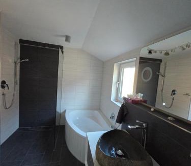 Schoemberg Apartment | Schwarzwald-Oase mit Panoramabalkon - 3 Schlafzimmer - 6 Gäste