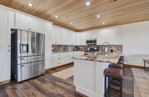 Sandpoint Ski Chalet | Schweitzer Mountain High End Ski Retreat for FUN! 4 BR/3.5 BA/5 BED CHALET