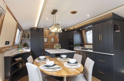 Wilhelmstadt Boat Rental | schwimmendes Wohnboot in Berlin