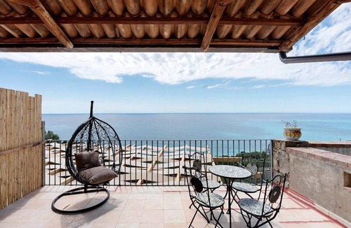 Caprioli Apartment | Scirocco Garden View Room with Wi-Fi and Air Conditioning