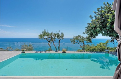 Caprioli Apartment | Scirocco Garden View Room with Wi-Fi and Air Conditioning