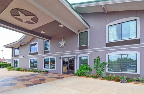 Shenandoah Hotel | Scottish Inns & Suites Shenandoah Woodlands Mall, Two Queen Room, Free Parking