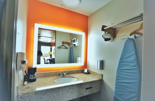 Shenandoah Hotel | Scottish Inns & Suites Shenandoah Woodlands Mall, King Suite, Free Parking