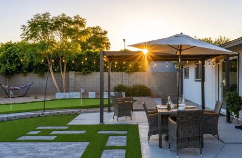 Hy-view House | Scottsdale Golf Retreat with Putting Green and Fire Pit