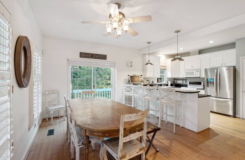 Sunset Point House | Screen Porch, Gas Grill, 2.5 Blocks to Downtown, Loft/Game Room - Beauty and the Beach!