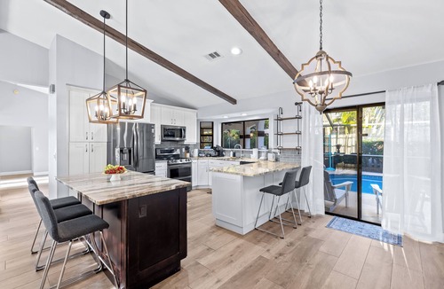 Greenview Shores House | Screened Pool + Firepit + Outdoor Lounge | Mins to WEF + Polo | Near World Cup