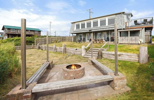 Moclips Apartment | Sculpin Studio - Steps to Beach - Ocean View, Dog Friendly!