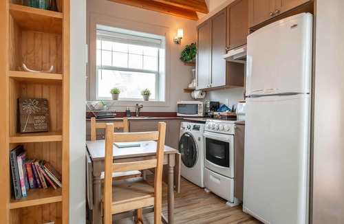 Ocean Shores Cottage | Sea Breeze Cottage - Pet Friendly, Walk to Beach!
