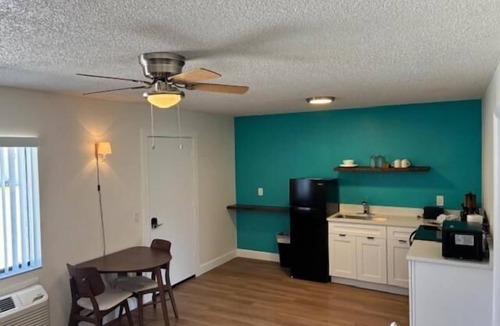 Edgewater House | Sea Breeze Inn