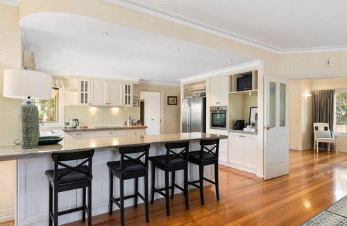 Inverloch House | Sea Breeze on the Crescent