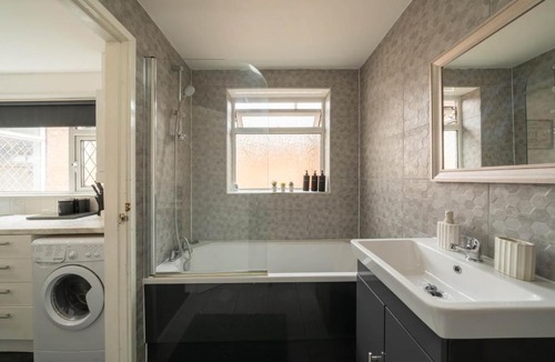 Sunderland Apartment | Sea & City Recharge Hub, Contractor Base with Fast WiFi & Free Parking