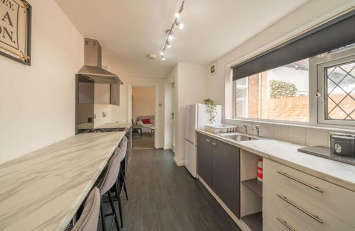 Sunderland Apartment | Sea & City Recharge Hub, Contractor Base with Fast WiFi & Free Parking