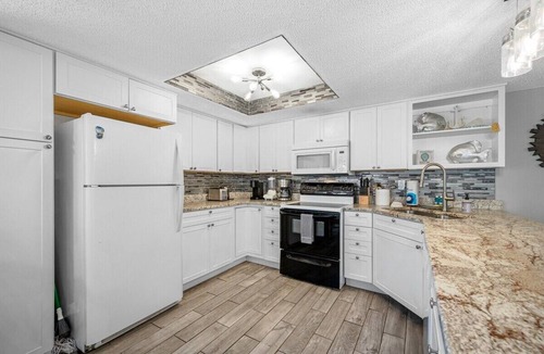 Indian Shores Condo | Sea Club 9-52 - Steps from the beach in Indian Shores!