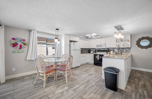 Indian Shores Condo | Sea Club 9-52 - Steps from the beach in Indian Shores!