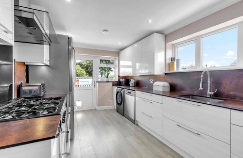Peacehaven House | Sea Downs House with Free Parking | By My Getaways