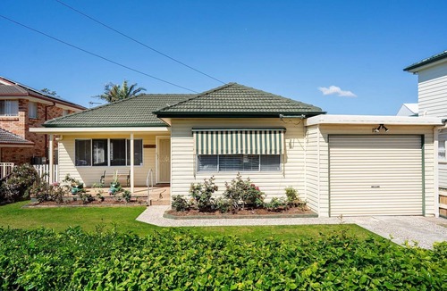 Woonona East House | Sea Glass @ Woonona Beach - family holiday home