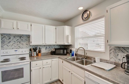 Ocean Isle Beach Cottage | Sea-ing Double - Steps away from the ocean and beach access