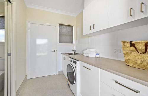 Sawtell House | SEA PINE COTTAGE AND STUDIO - Village location, walk to shops and beach
