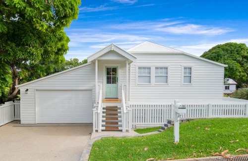 Yeppoon House | Sea Sage Cottage Family Stay by Beach & Shops
