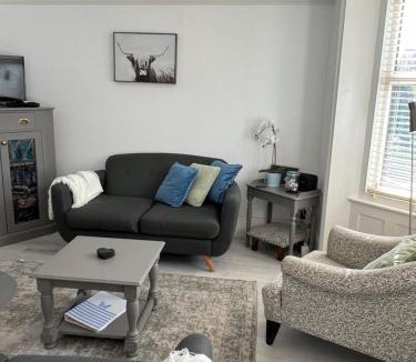 Deal House | Sea Salt Cottage - Mins to beach & shops Dog Friendly