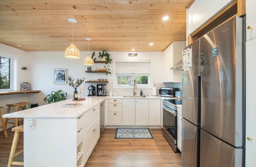 Campbell River House | Sea, Sunrises, Sauna | Oceanfront Group Retreat