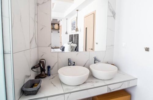 Ladadika House | Sea & the City