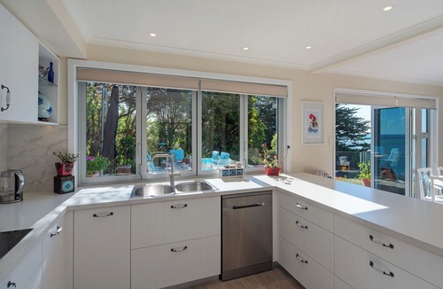 Atawhai House | Sea Tide Views - A Hidden Gem Just Minutes from the City!