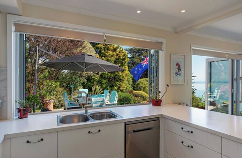 Atawhai House | Sea Tide Views - A Hidden Gem Just Minutes from the City!