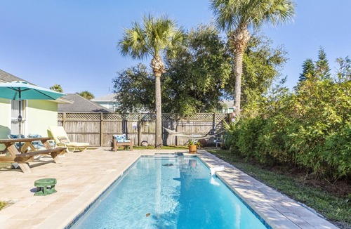 St. Augustine Beach Cottage | Sea Turtle Beach Cottage 2/2 with bikes and pool