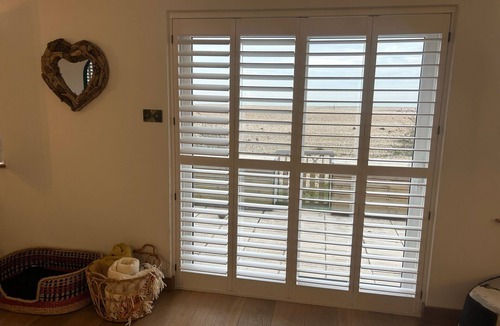 Pagham House | Sea Urchins Bungalow on Pagham Beachfront sleeps up to 8, Pet Friendly