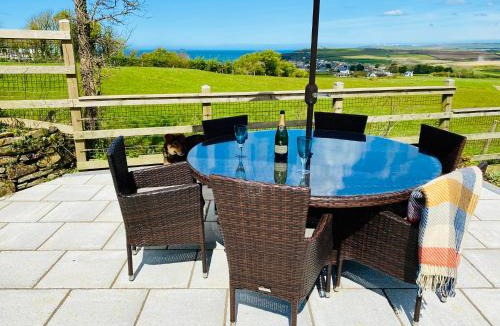 Widemouth Bay House | Sea View at Widemouth Bay - 3 bedroom cottage - all rooms Twin or King