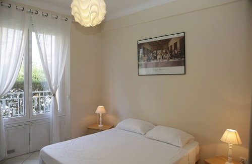 Cannes City Centre Apartment | Sea view, Beach-Front Cannes Apart, Central, 2 Bed/2 Bath,A/C,Parking, Wifi