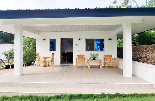 San Juan House | Sea View Deluxe Bungalow with WiFi and AC Within The Casa Feliz Ocean Resort