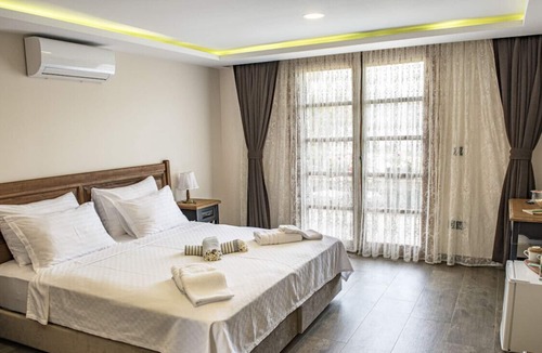 Marmaris City Center Bed & Breakfast | Sea View Studio w Pool and Balcony 5 min to Beach