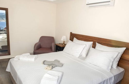 Marmaris City Center Bed & Breakfast | Sea View Studio w Pool and Balcony 5 min to Beach