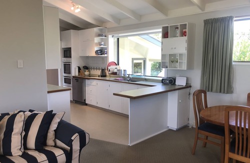 Moeraki House | Sea Views n’Siestas, Moeraki