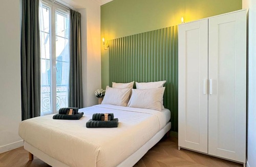 Lepante Quarter Apartment | Seabnb - Elegantia Collection - AC - Central Luxury - Walk Everywhere