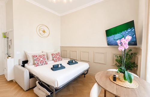 Lepante Quarter Apartment | Seabnb - Elegantia Collection - AC - Central Luxury - Walk Everywhere
