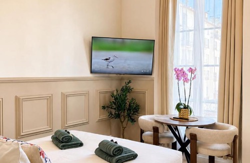 Lepante Quarter Apartment | Seabnb - Elegantia Collection - AC - Central Luxury - Walk Everywhere