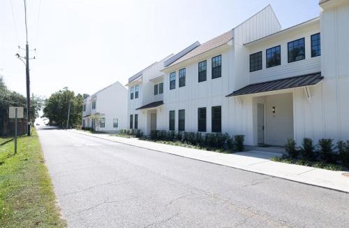 Pass Christian Apartment | Seabreeze Haven 6 - Steps to Beach, Pool, Fast WiFi