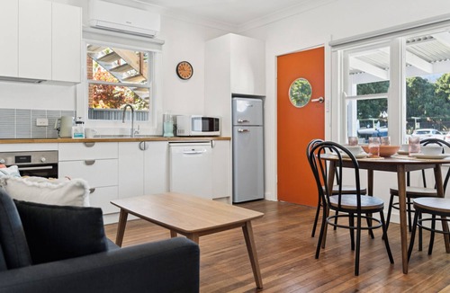 Coffs Harbour Apartment | Seabreeze Macauley's - Retro beach vibes in beachside Pet Friendly