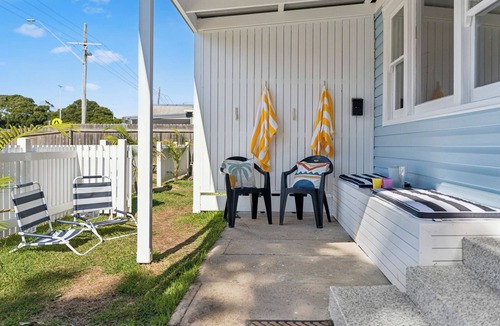 Coffs Harbour Apartment | Seabreeze Macauley's - Retro beach vibes in beachside Pet Friendly
