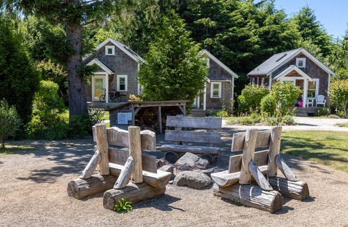 Seabrook Cottage | Seabrook 2 Bedroom cottage with hot tub, pets OK
