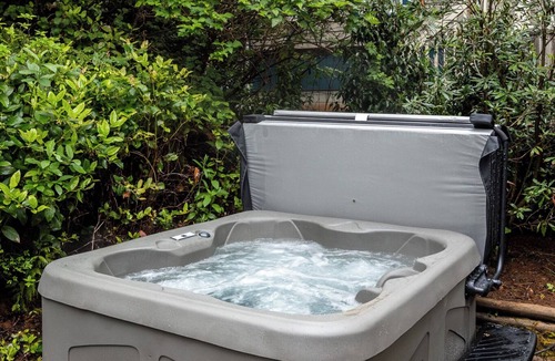 Seabrook Cabin | Seabrook 2 Bedroom cottage with hot tub, a wooded setting. Pet friendly and AC!
